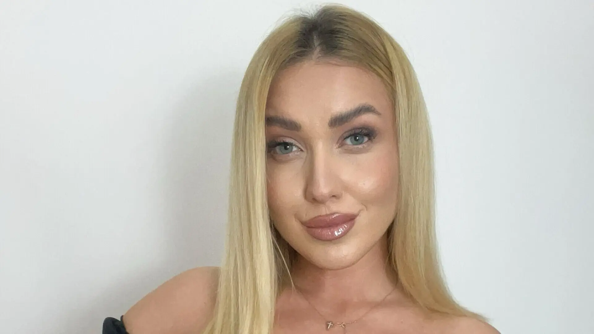 Start Anal Finger AmaFox