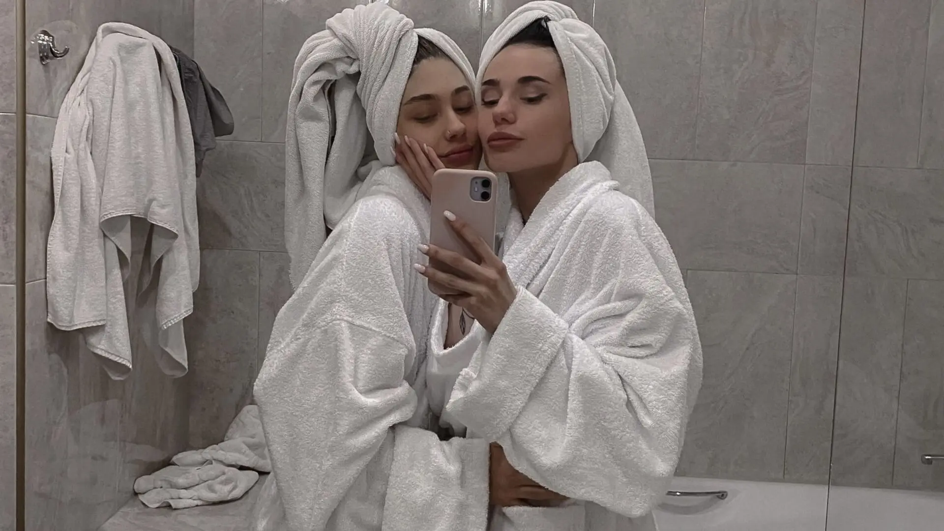 Start Anal Finger MonicaandSelena